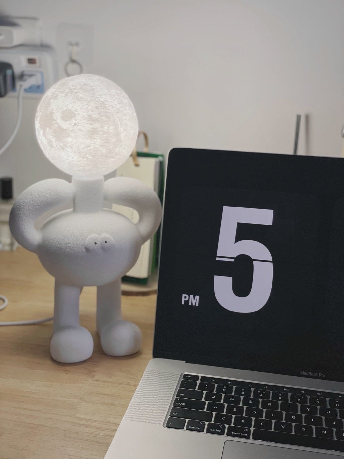 RoboLuxe - Table Lamp with Robot-Inspired Design and Cozy Illumination