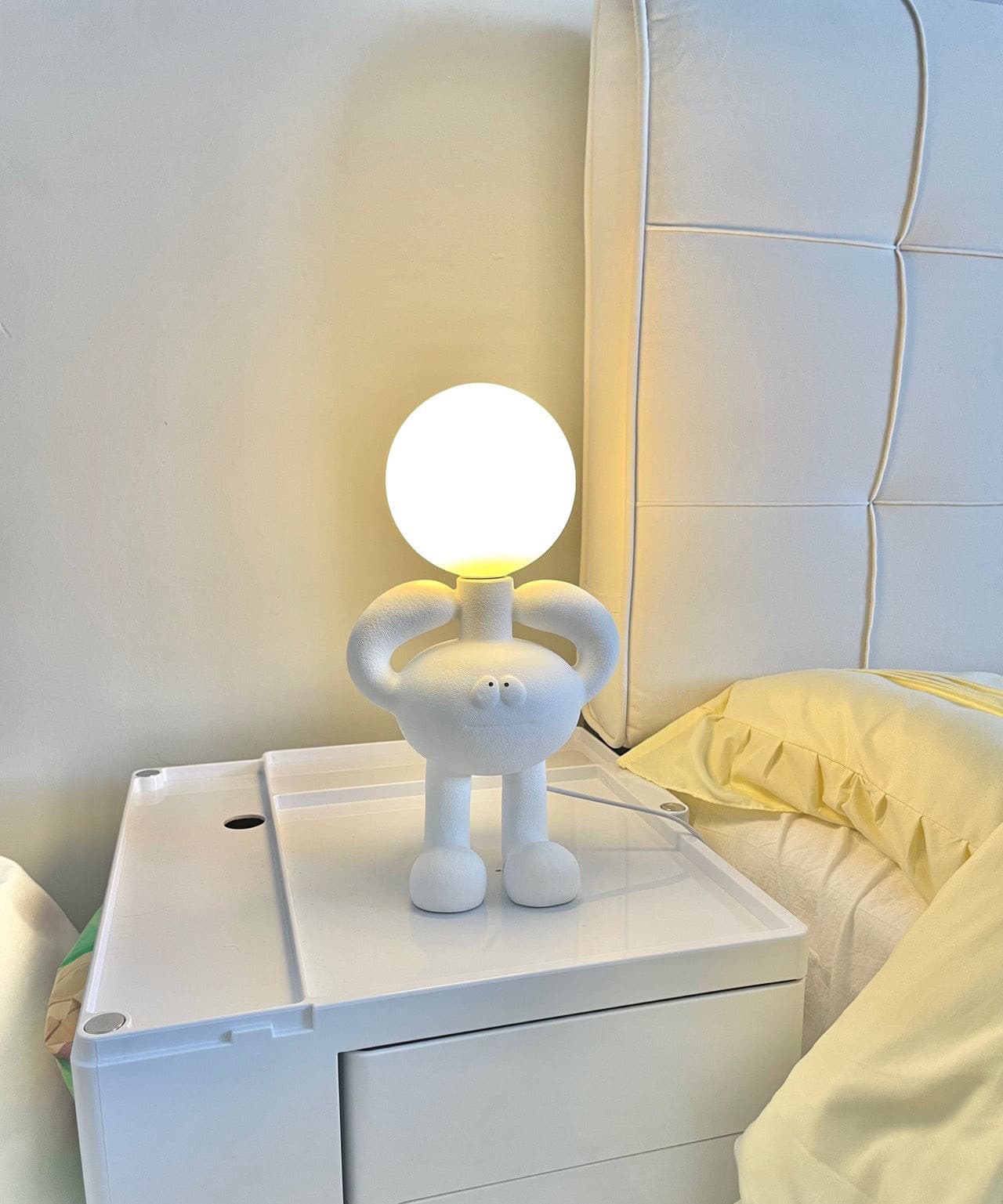 RoboLuxe - Table Lamp with Robot-Inspired Design and Cozy Illumination