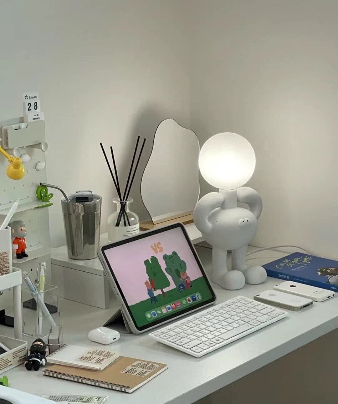 RoboLuxe - Table Lamp with Robot-Inspired Design and Cozy Illumination