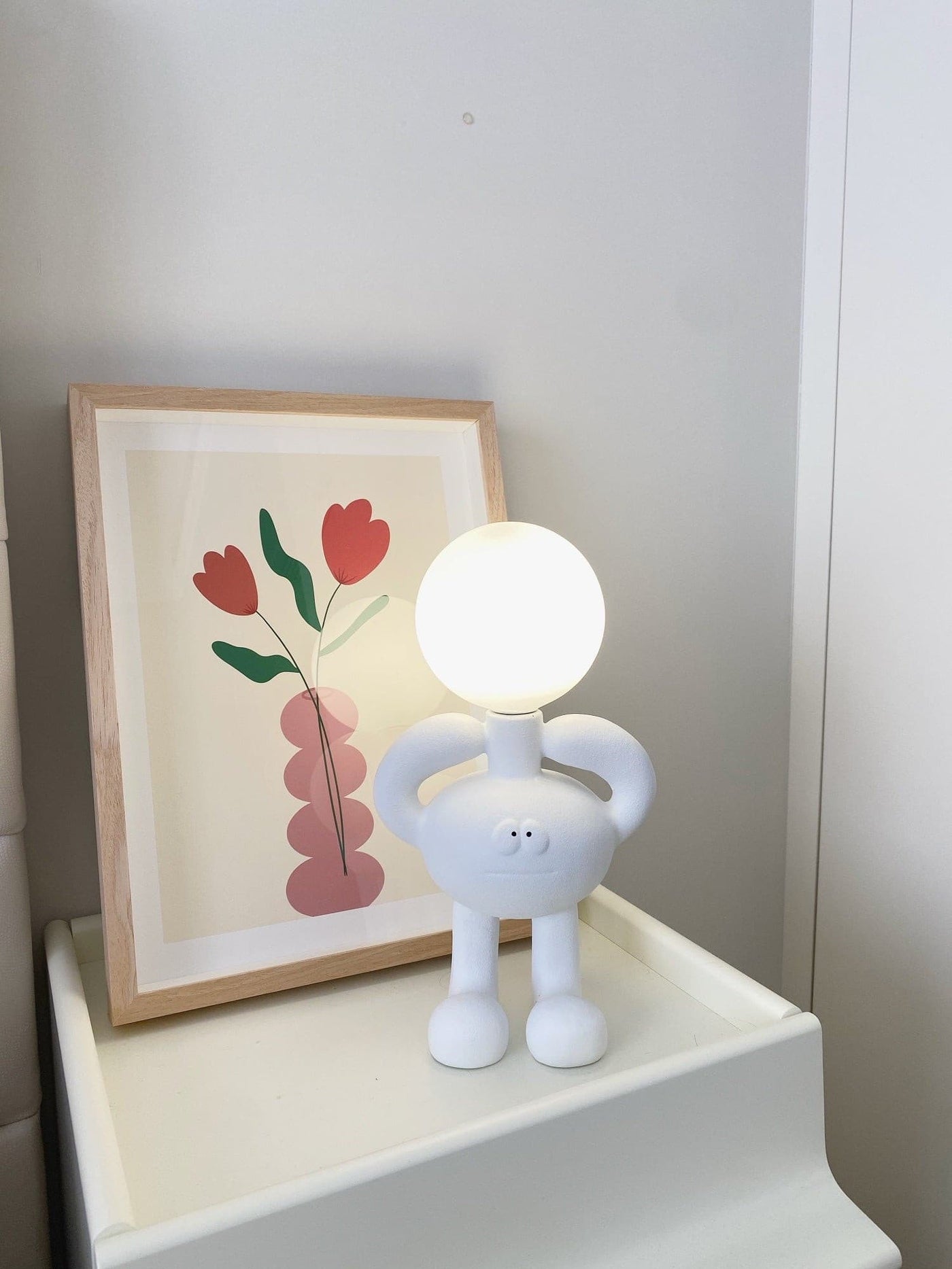 RoboLuxe - Table Lamp with Robot-Inspired Design and Cozy Illumination