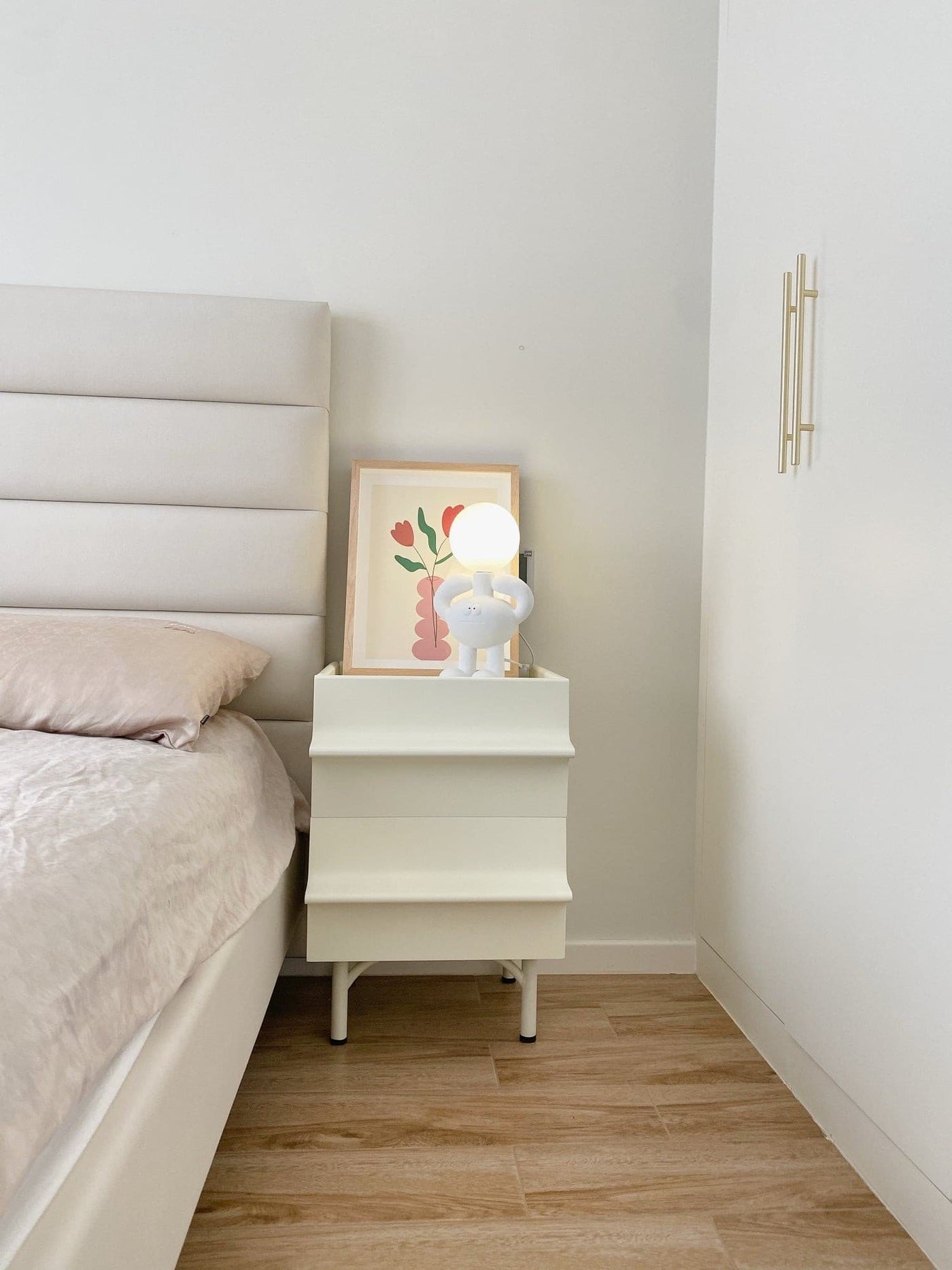 RoboLuxe - Table Lamp with Robot-Inspired Design and Cozy Illumination