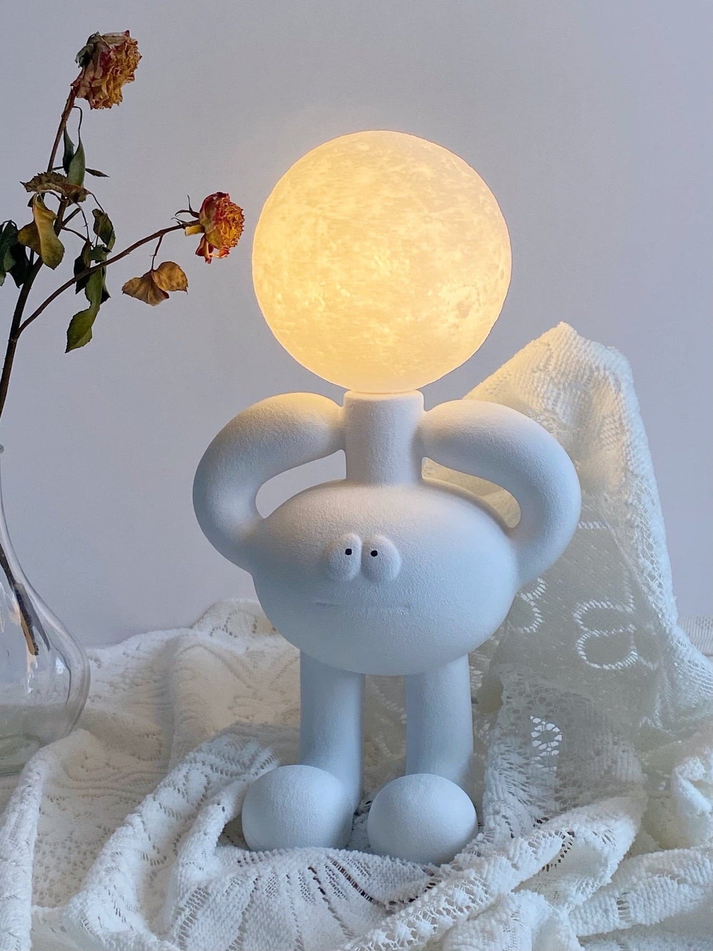 RoboLuxe - Table Lamp with Robot-Inspired Design and Cozy Illumination