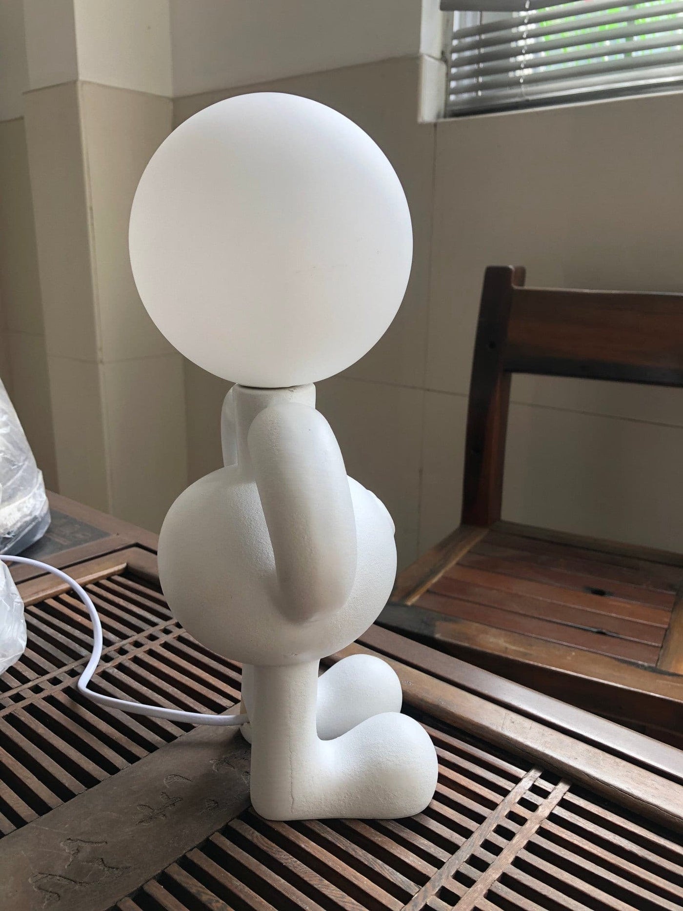 RoboLuxe - Table Lamp with Robot-Inspired Design and Cozy Illumination