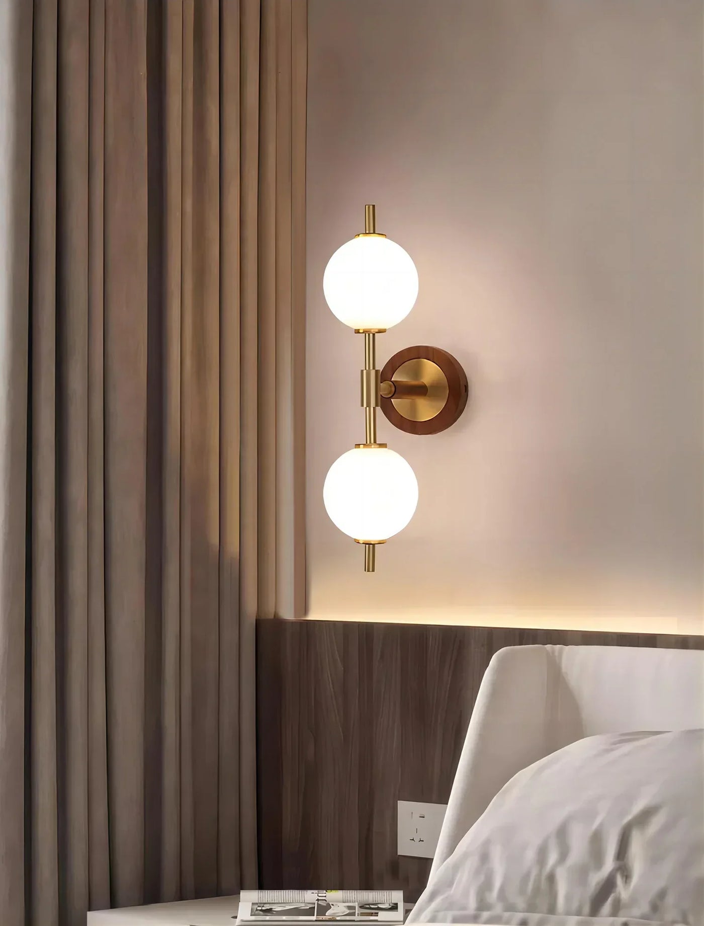 BrassBeam – Refined Brass Wall Lamp with Clean Lines