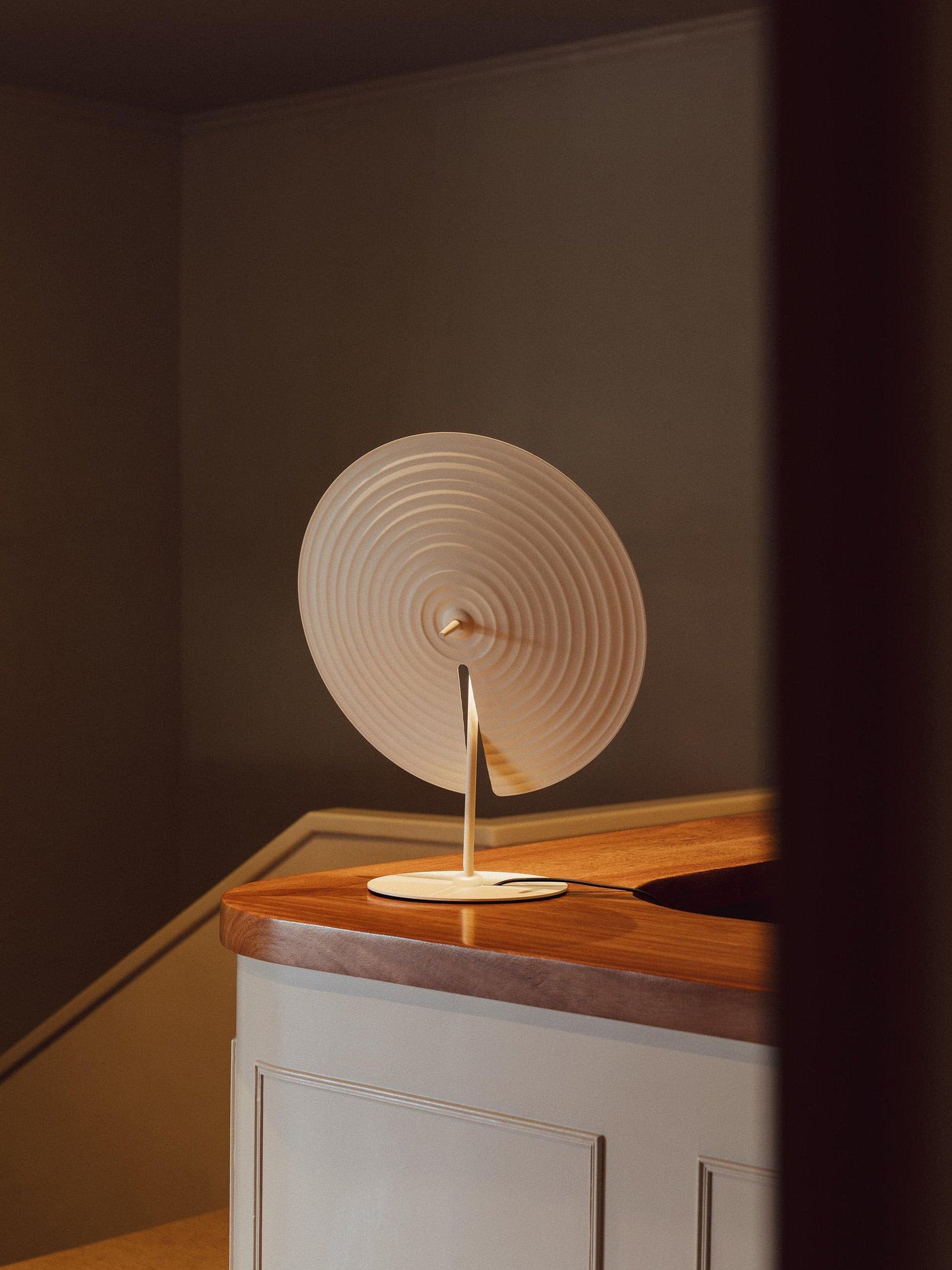 LuxeHarmony - Table Lamp with Subtle Elegance and Warm Light Spread