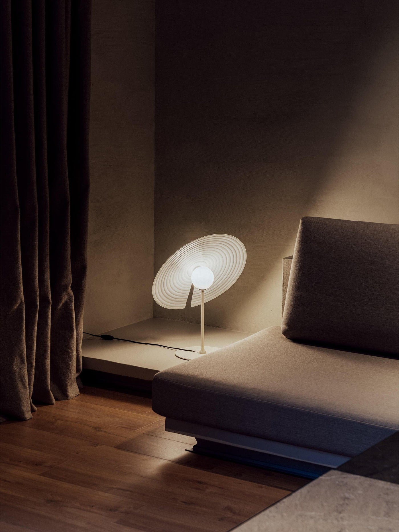 LuxeHarmony - Table Lamp with Subtle Elegance and Warm Light Spread