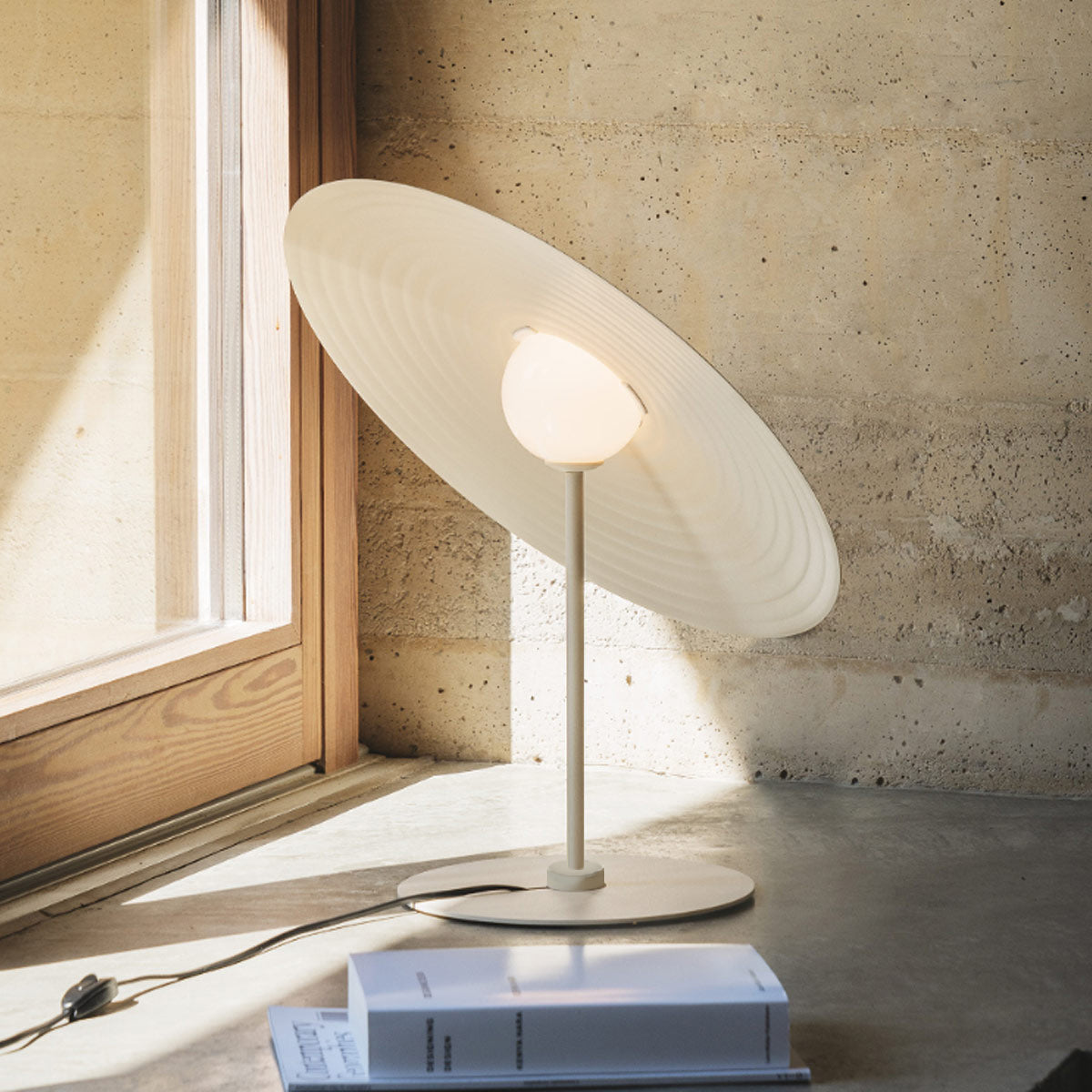 LuxeHarmony - Table Lamp with Subtle Elegance and Warm Light Spread