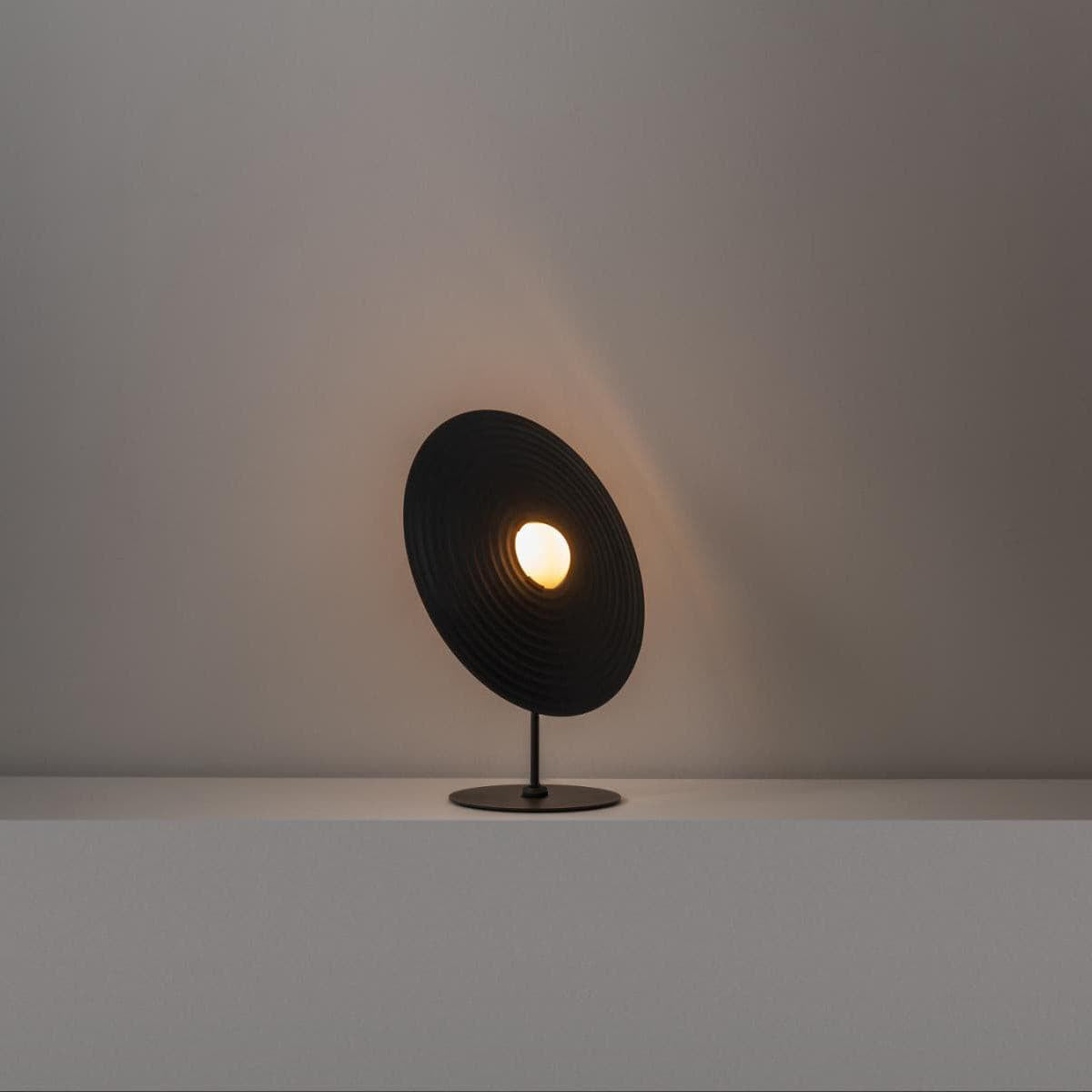 LuxeHarmony - Table Lamp with Subtle Elegance and Warm Light Spread