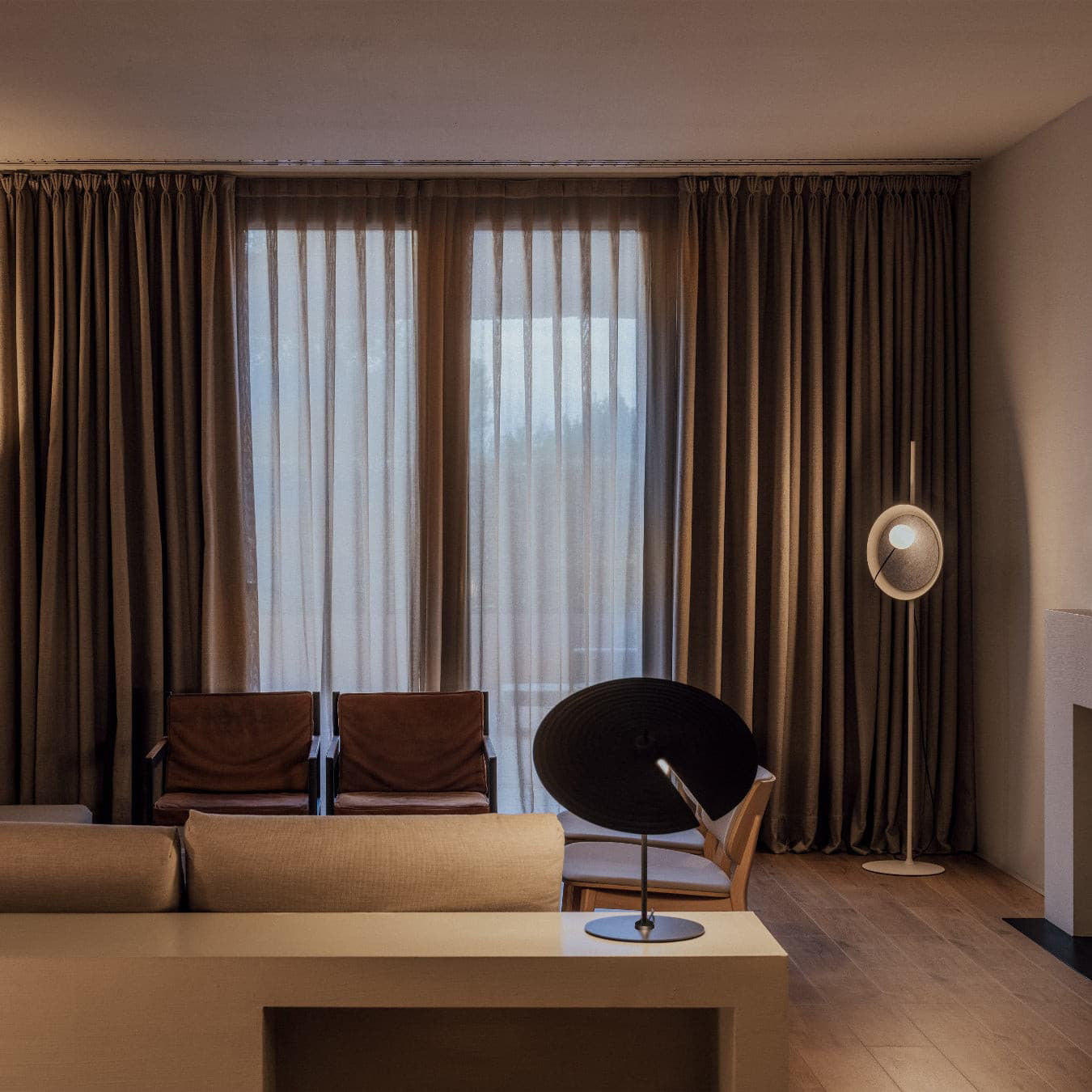 LuxeHarmony - Table Lamp with Subtle Elegance and Warm Light Spread