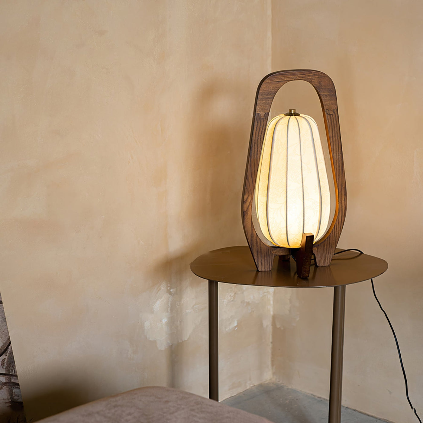 LuxeTotem - Elegant Lamp