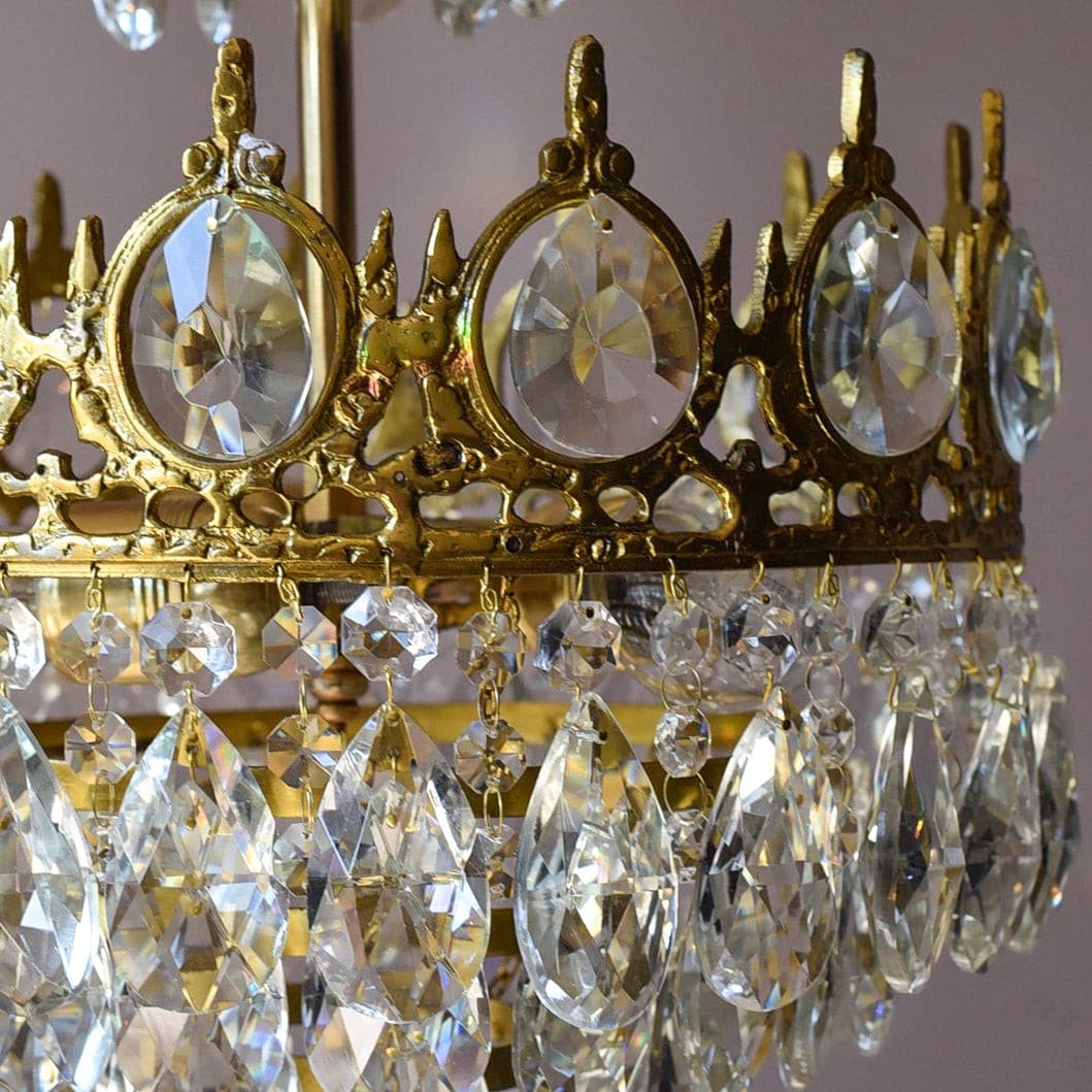 GleamAura – Elegant Crystal Table Lamp with Gold Base