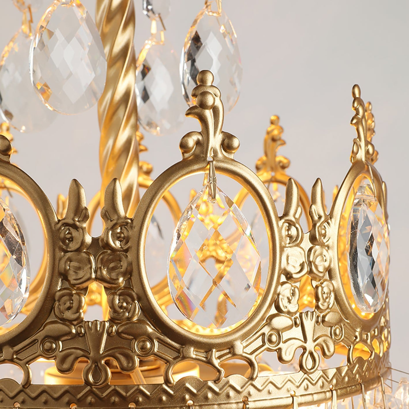 GleamAura – Elegant Crystal Table Lamp with Gold Base