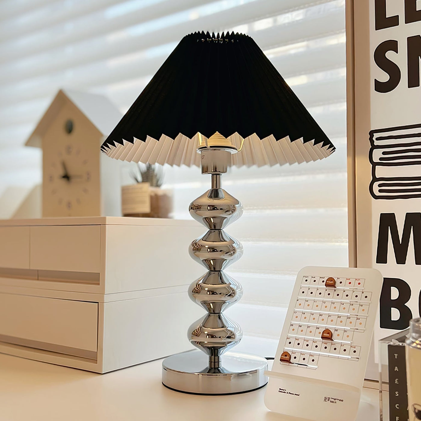 LuxeZuma - Table Lamp with Sleek Base and Cozy Illumination