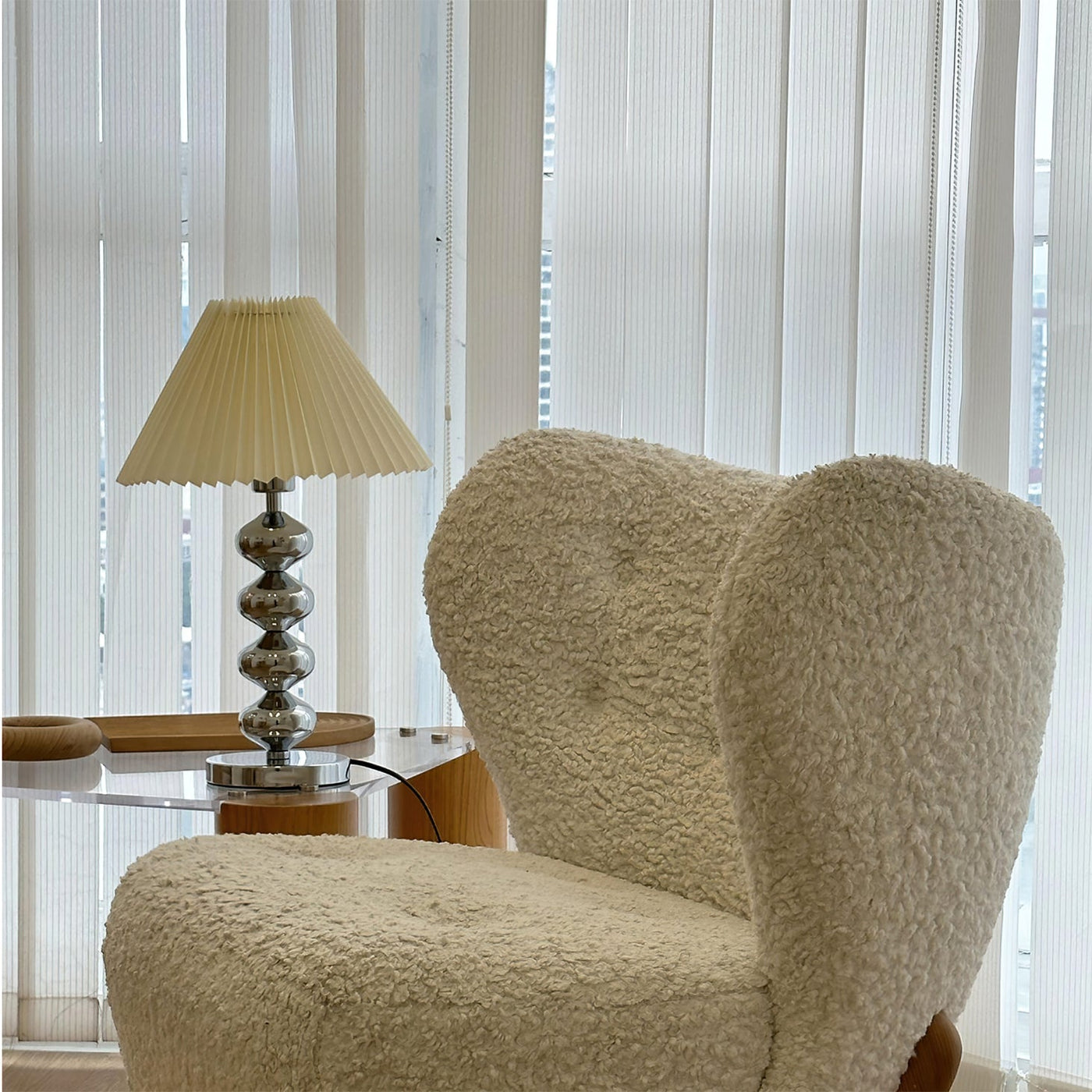 LuxeZuma - Table Lamp with Sleek Base and Cozy Illumination