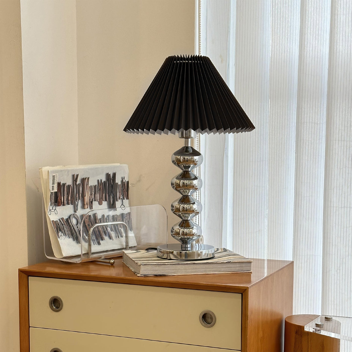LuxeZuma - Table Lamp with Sleek Base and Cozy Illumination