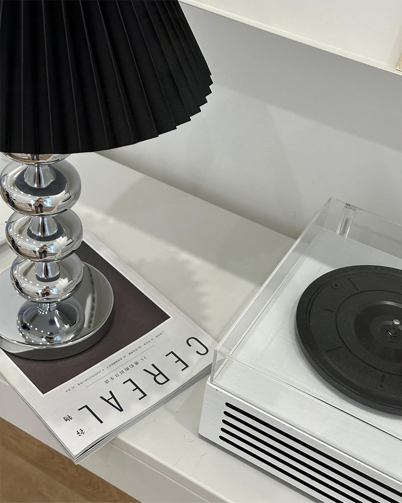 LuxeZuma - Table Lamp with Sleek Base and Cozy Illumination
