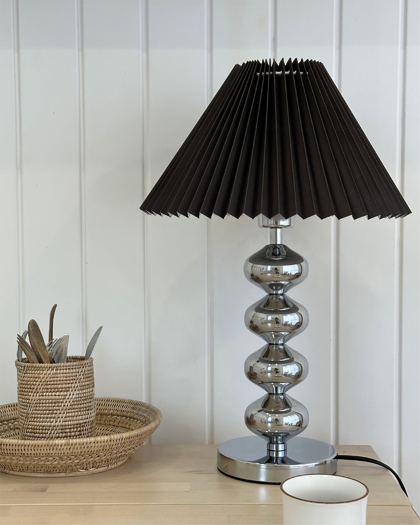 LuxeZuma - Table Lamp with Sleek Base and Cozy Illumination