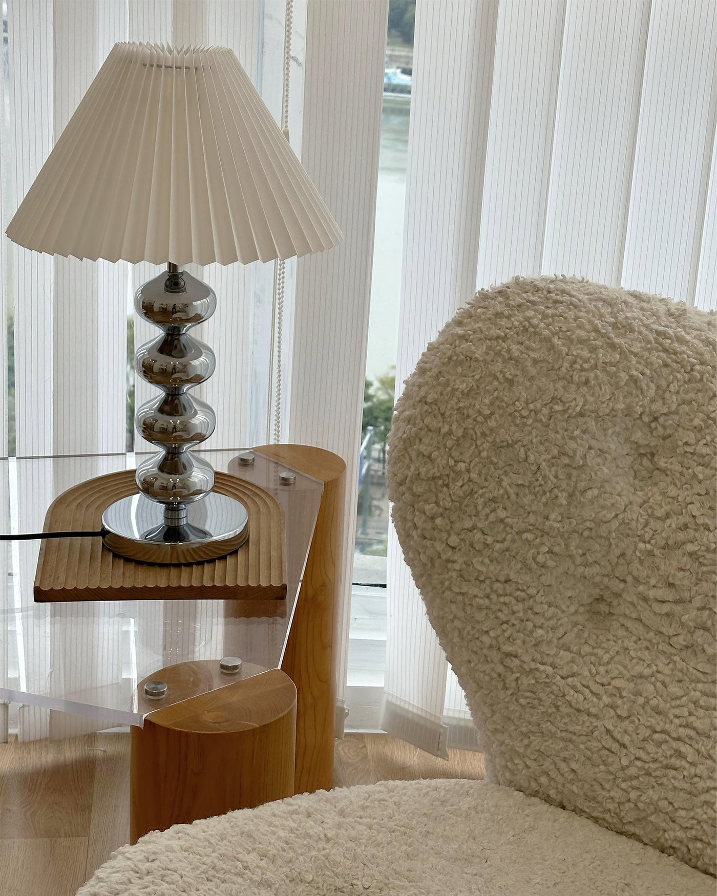 LuxeZuma - Table Lamp with Sleek Base and Cozy Illumination