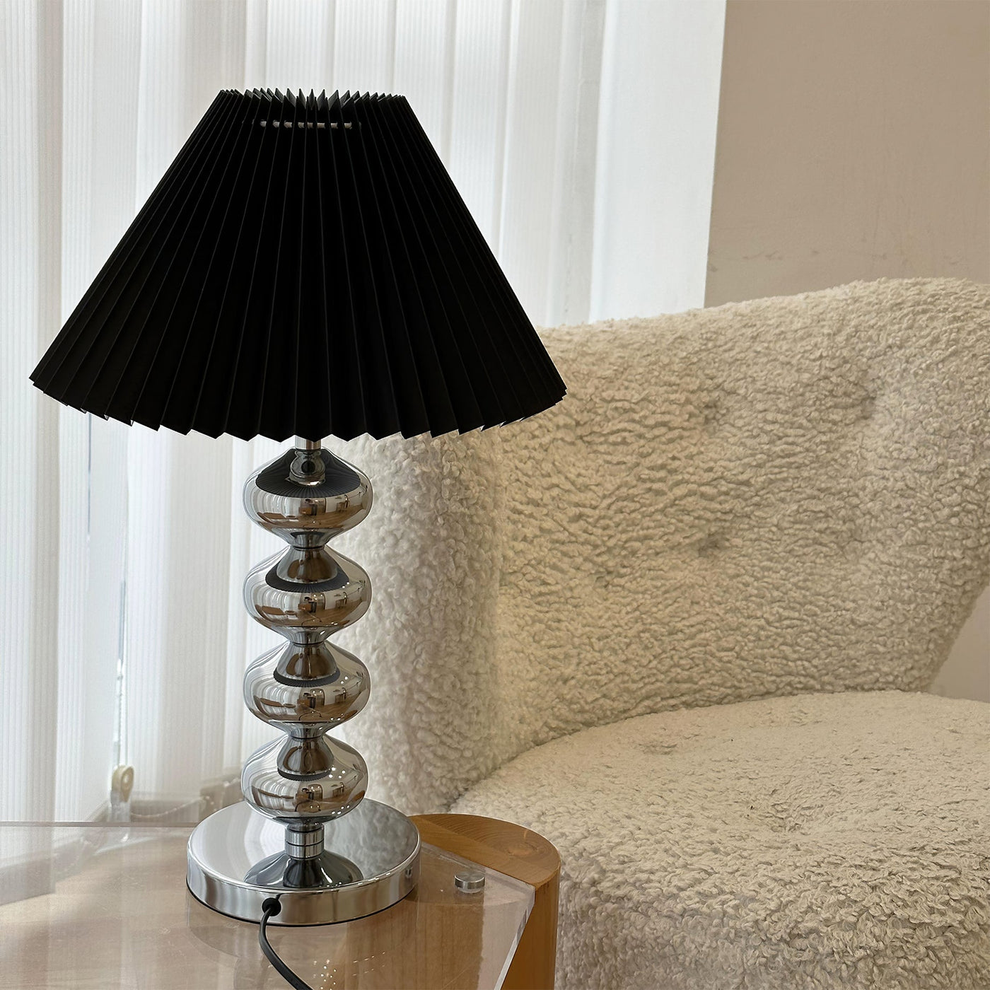 LuxeZuma - Table Lamp with Sleek Base and Cozy Illumination