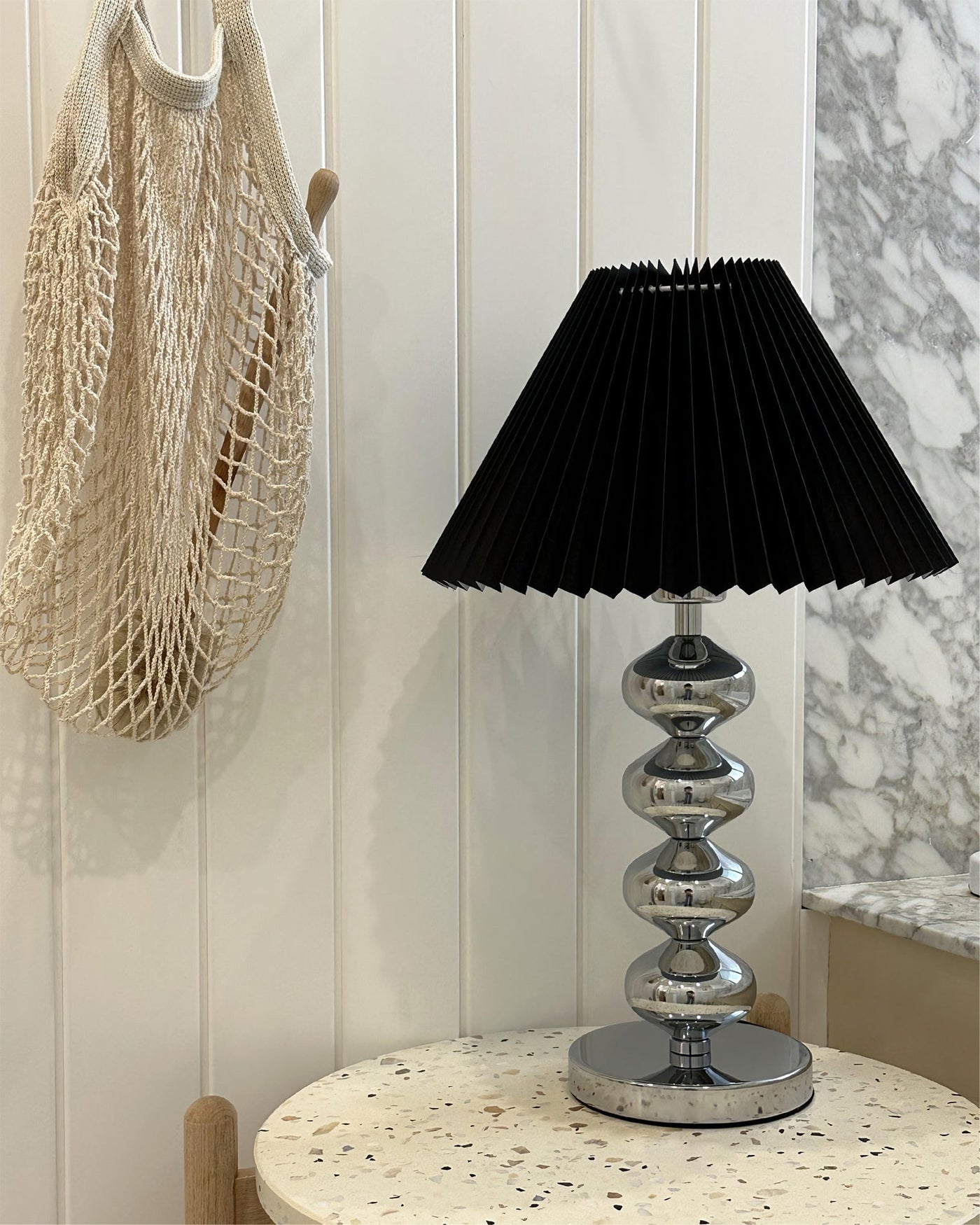 LuxeZuma - Table Lamp with Sleek Base and Cozy Illumination