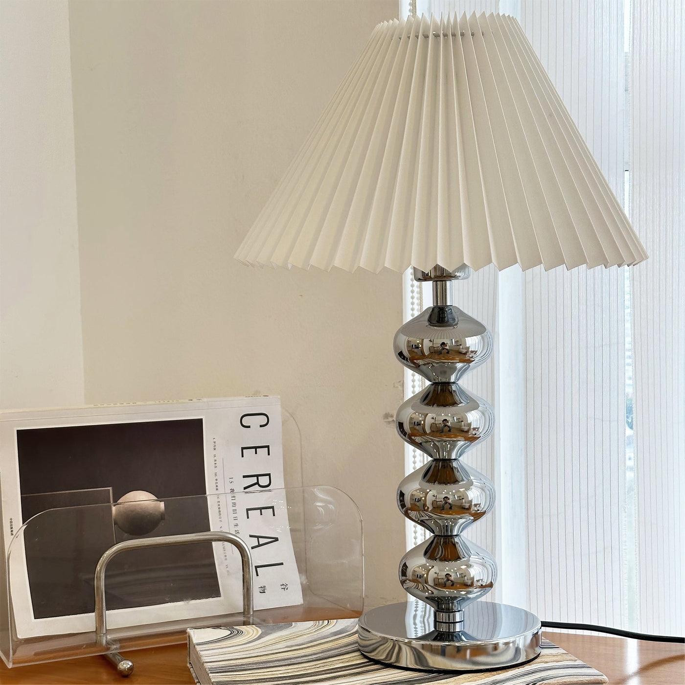 LuxeZuma - Table Lamp with Sleek Base and Cozy Illumination
