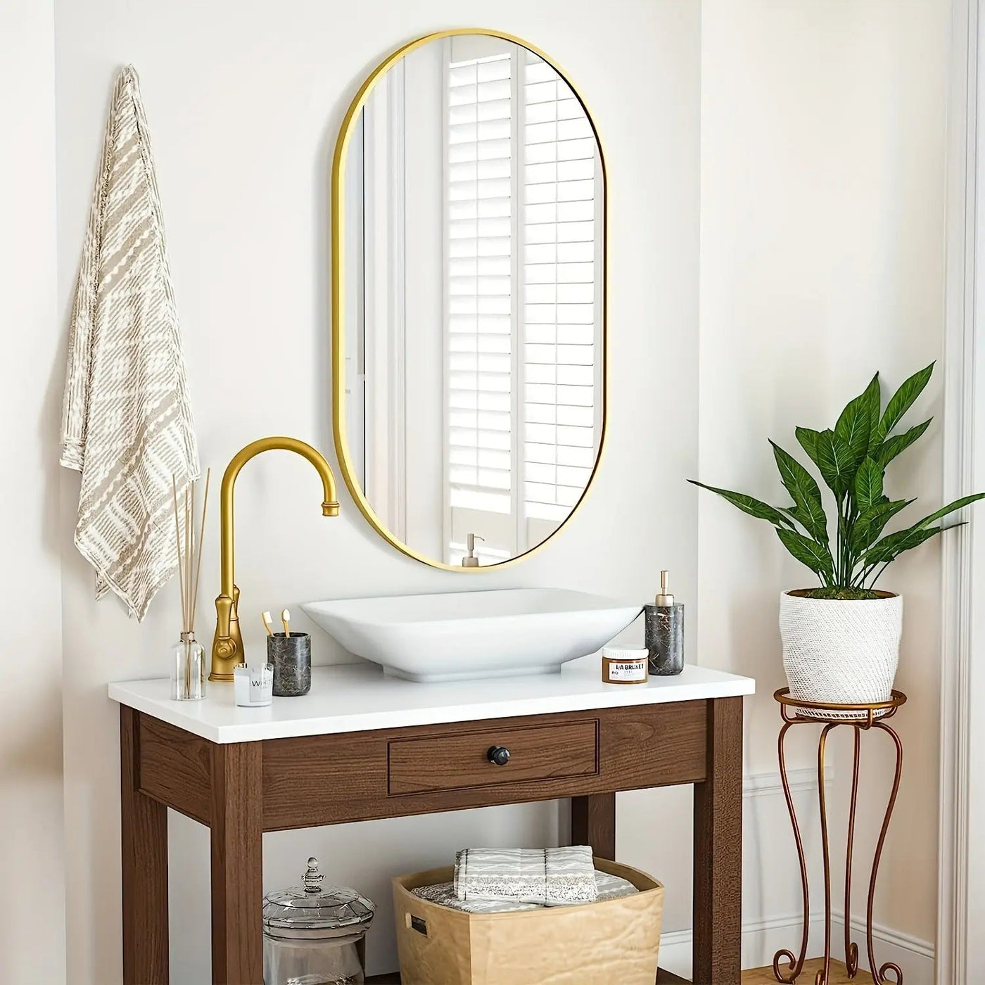 MirrorLuxe - Elegant Oval Reflection