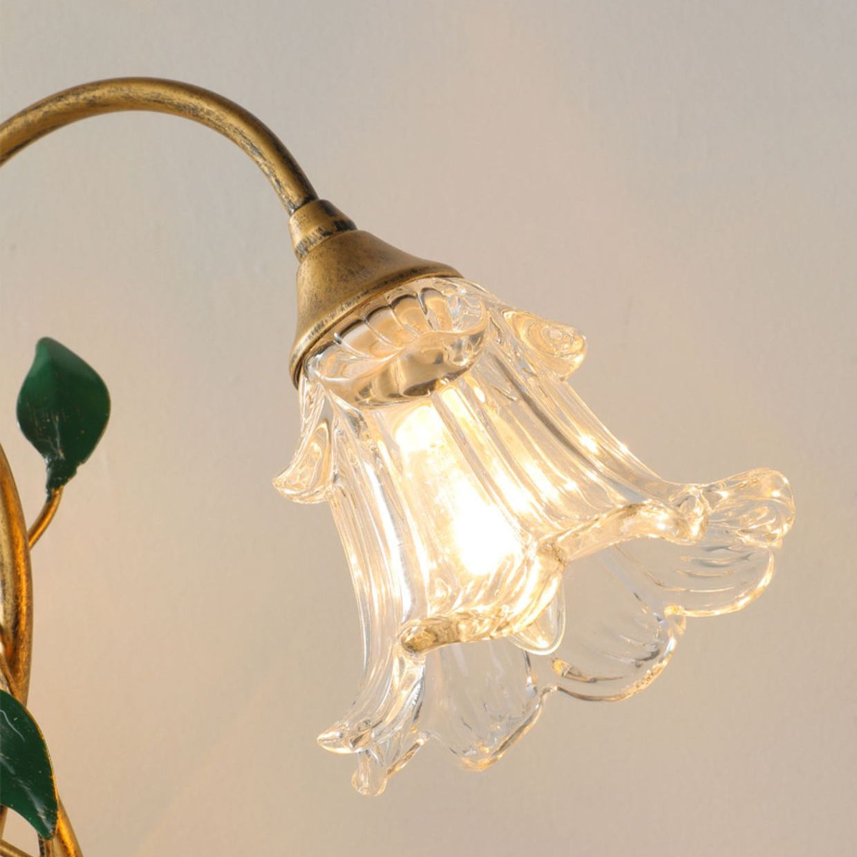 BloomGlow – Elegant Flower-Inspired Table Lamp