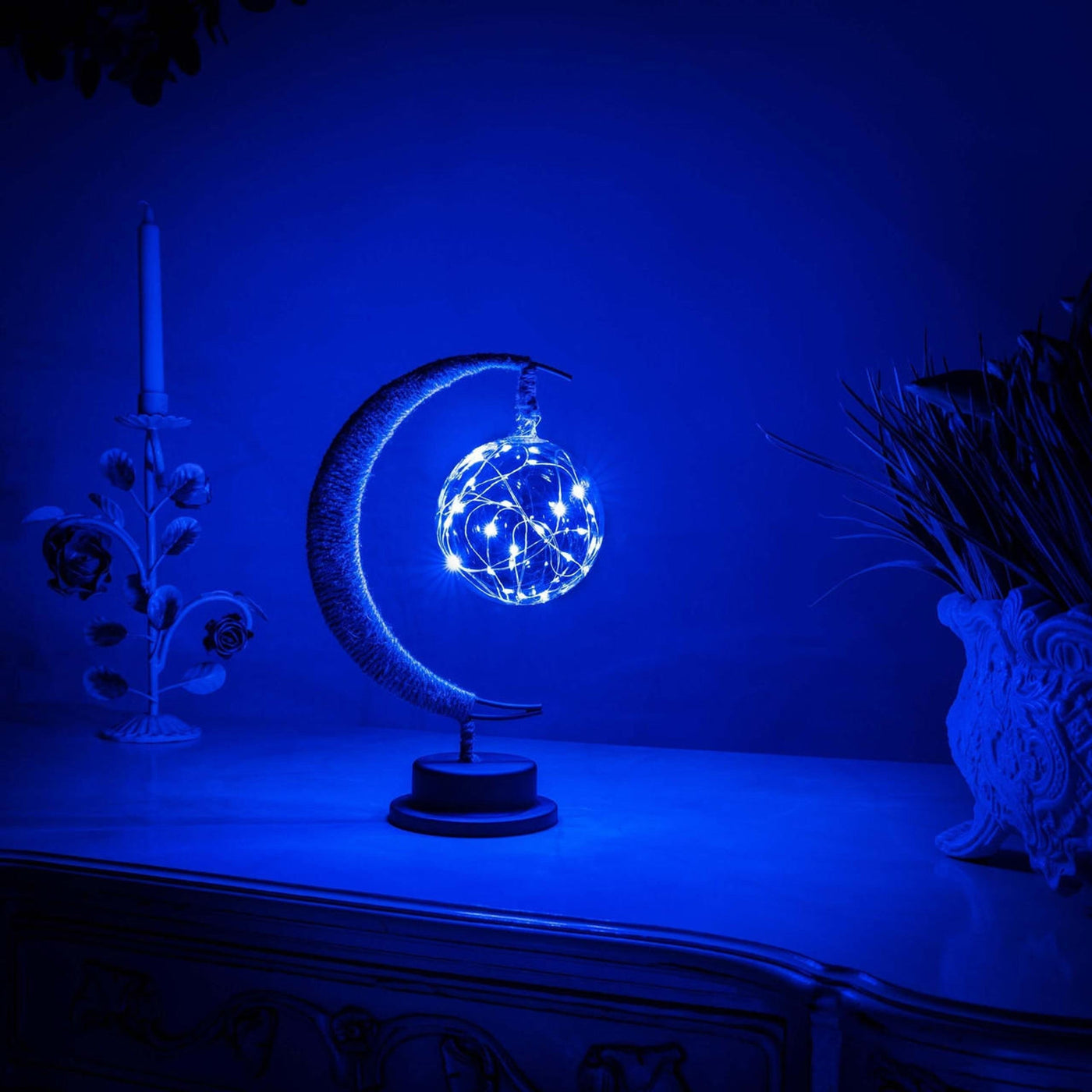 MoonGlow - Enchanting Moon Lamp for Magical Moments